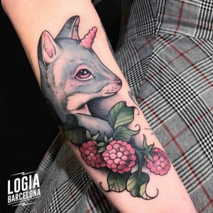 tatuaje-brazo-zorro-cuerno-flores-logia-tattoo-stefano-giorgi 